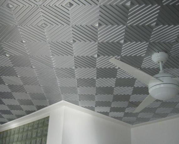 Tuile de plafond à motifs géométriques.