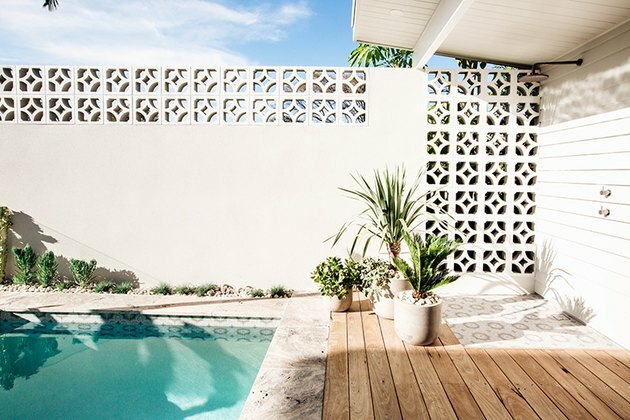 Idee per la piscina nel cortile a forma rettangolare con blocchi di scorie a motivi geometrici