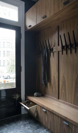 Malý vchod s úložným priestorom navrhnutý spoločnosťou Fowlkes Studio