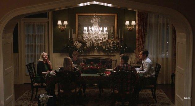 pessoas na sala de jantar com lustre