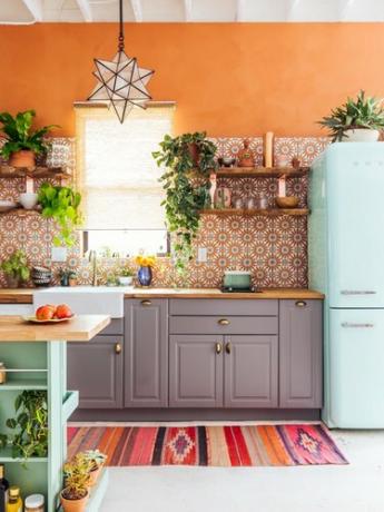 narančasta kuhinja s retro hladnjakom i boho dekorom