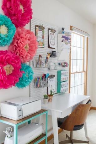 oficina blanca con varias flores de tejido de tonos brillantes