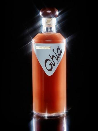 Ghia nealkoholinis aperityvas priešais juodą foną