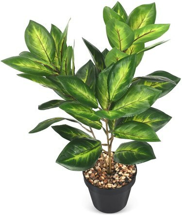 planta falsa em vaso preto com seixos