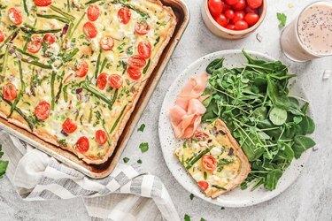 Kevään kasvislevypannu quiche vihreillä ja savuslohen kanssa