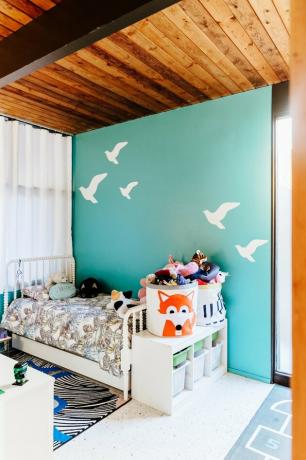 idee camera da letto per bambini con contenitori pieni di giocattoli e cubbies con contenitori