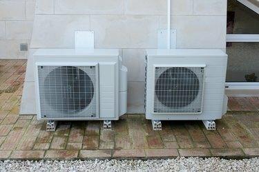 Twee airconditioning units