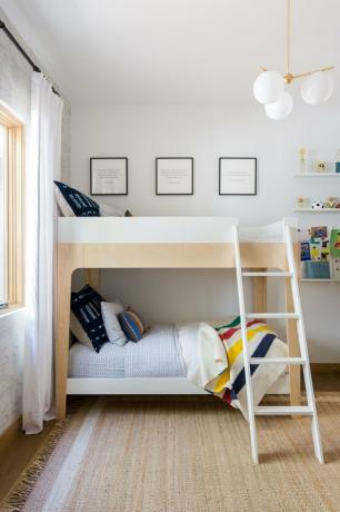 quarto dos miúdos com beliches e lustre de latão