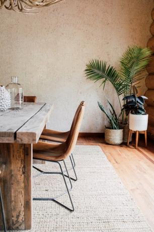 natuurlijk decor in eetkamer met planten in een hoek