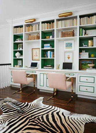 Ideias de organização de mesa com configuração de home office organizada com recursos integrados de Amie Corley