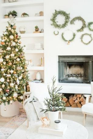 Balta svetainė su boho kalėdiniu dekoru