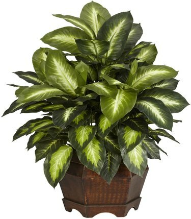 grande planta falsa no plantador