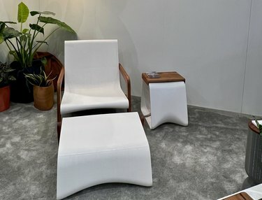 Möbel und Beleuchtung aus Harzen, die aus Pflanzenabfällen recycelt wurden, von Model No.
