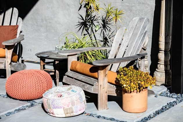 Adirondack Stoelen met potplant en poef