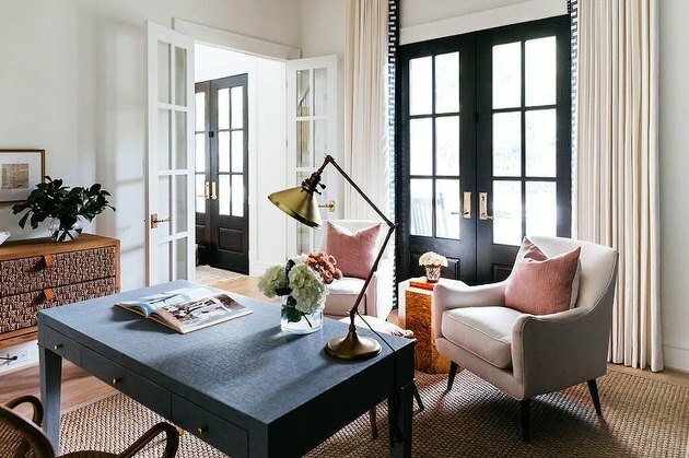 home office tradicional com cortinas gregas