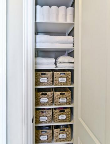 Organização de armários de banheiro por Organized Living