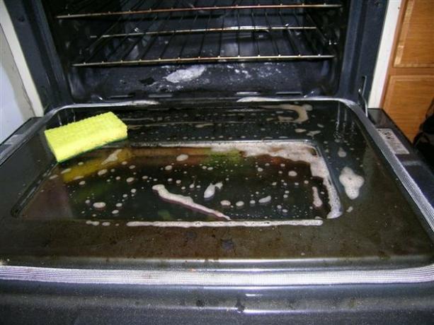 L'ammoniaca rimuoverà cotta su grasso dall'interno di un forno.