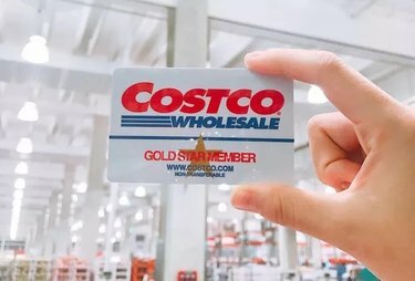 Hand, die eine Geschenkkarte für die Costco-Mitgliedschaft hält