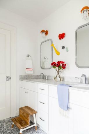 أفكار إضاءة مرآة الحمام الحمراء في الحمام مع بلاط الأرضية النمط
