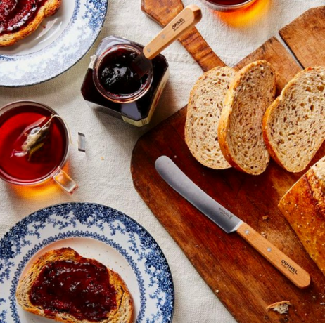 van brunch voedsel met mes en gesneden brood