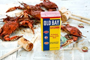 Tempero de Old Bay perto de caranguejo no jornal