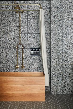 banheiro cor de carvão telha backsplash com banheira de madeira