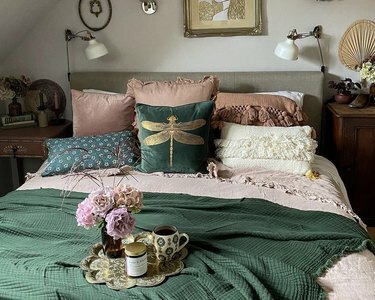 łóżko z poduszką ważki i tacą na herbatę