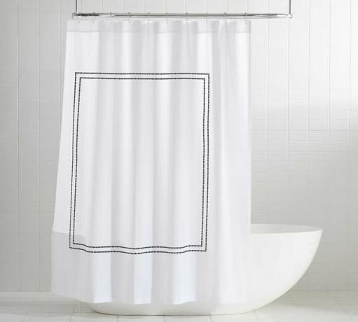 Cortina de chuveiro branca simples ecológica com design quadrado no banheiro branco