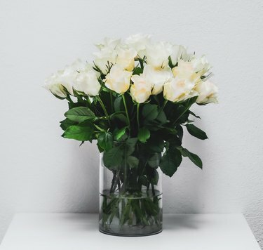 Un bouquet di rose bianche in un vaso trasparente.