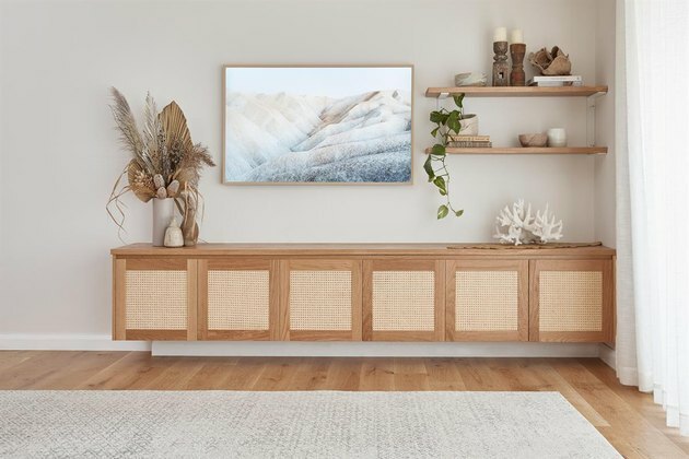 familiekamer opslag met houten ingebouwde credenza met flatscreen tv en houten vloeren.