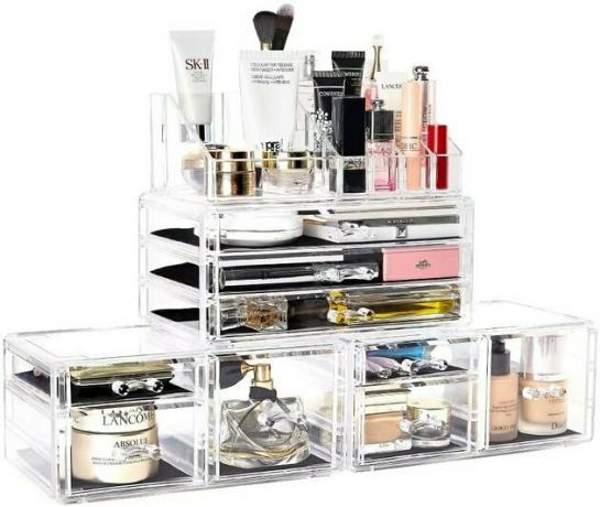 DIY uw make-up organizer met deze afneembare en in elkaar grijpende opbergset. Het bestaat uit vier afzonderlijke delen die kunnen worden gestapeld, naast elkaar kunnen worden geplaatst of een combinatie van beide.