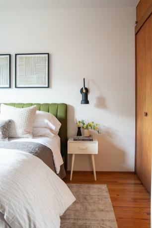 ideias para pequenos quartos de hóspedes com mesa de cabeceira e iluminação de parede