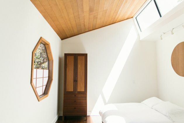 Soveværelse med vindue og naturligt lys
