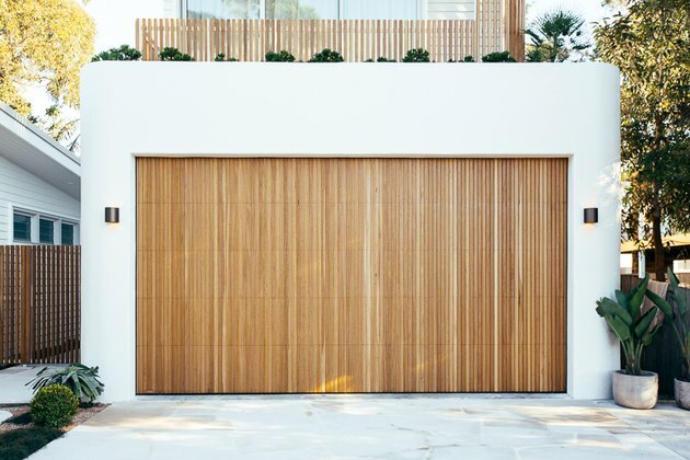 portas de garagem modernas de madeira em garagem branca