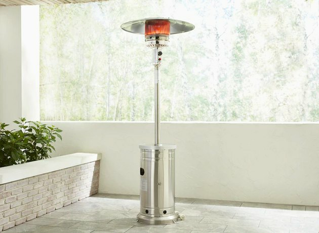 Aquecedor de pátio com tesouros de jardim
