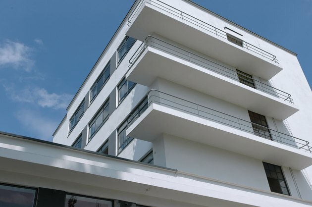 Arquitetura Bauhaus com varandas simples e aço