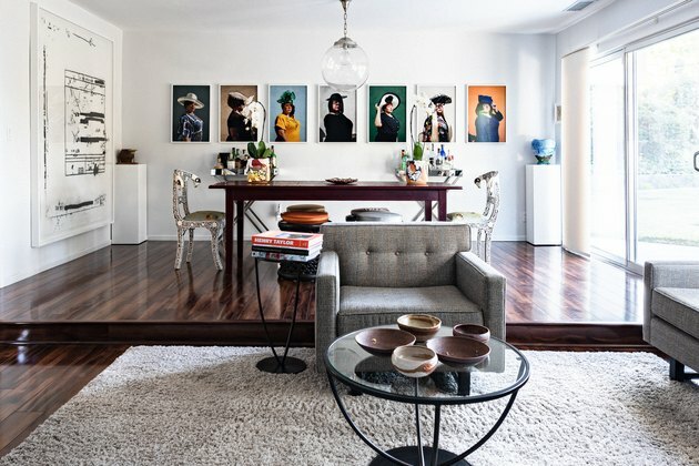 Sala de jantar com arte nas paredes.
