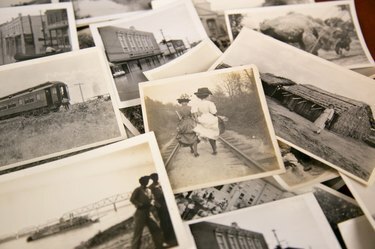 1920'lerden 1950'lere kadar tren raylarında, bir tren vagonunda ve diğer binalarda ve evlerde elbiselerle yürüyen iki kişiyi gösteren siyah beyaz Polaroid fotoğraflar.