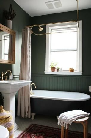 bagno verde con boiserie