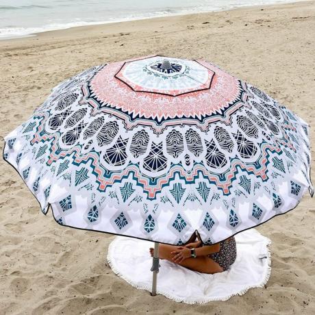 Aqui está um guarda-chuva que tem forma e função. Com um belo design art déco, certamente fará você se destacar na praia.