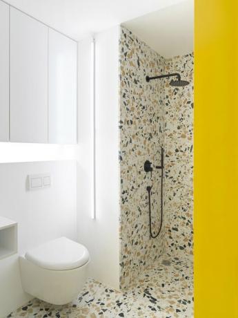 chuveiro contemporâneo amarelo e branco com terraço