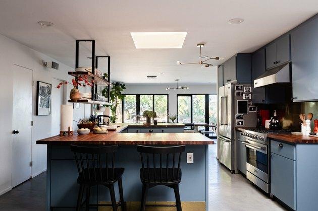 köögis sinine kabinet, betoonpõrandad, katuseaken, akendest vaated puudele