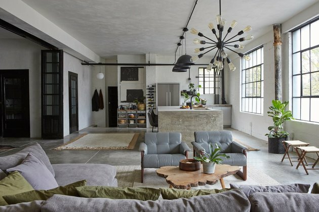 sala de estar de estilo industrial com paleta de cores suave