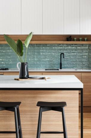 idea strutturata backsplash cucina bohémien con armadi in legno e piano di lavoro bianco