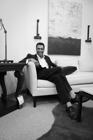 صورة بالأبيض والأسود للمصمم داريل كارتر يجلس على الأريكة