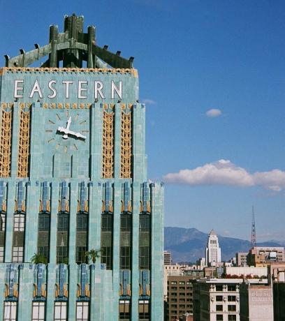 foto van art deco stijl oostelijk gebouw in los angeles