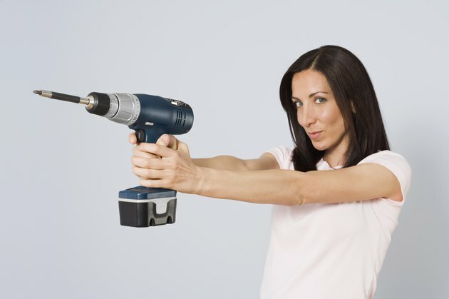 Femme avec perceuse électrique