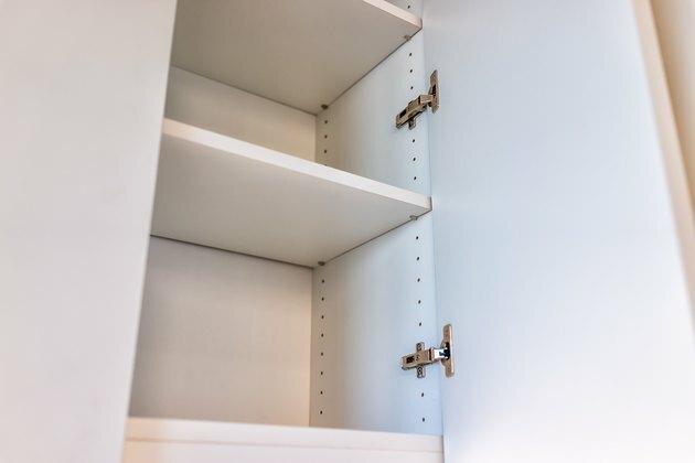 Deschideți în bucătărie goală dulapuri albe moderne, moderne după sau înainte de a vă muta în renovare