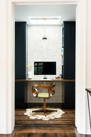 Idéias de estilo para home office home office eclético com paredes e papel de parede escuros