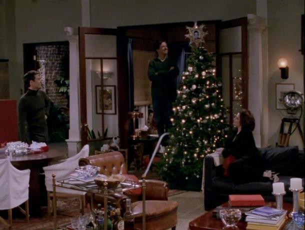 scène van Will & Grace met figuren rond een kerstboom